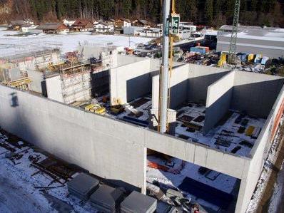 Die Bauarbeiten am Biomasse-Heizkraftwerk Naturwärme Montafon laufen auf Hochtouren.